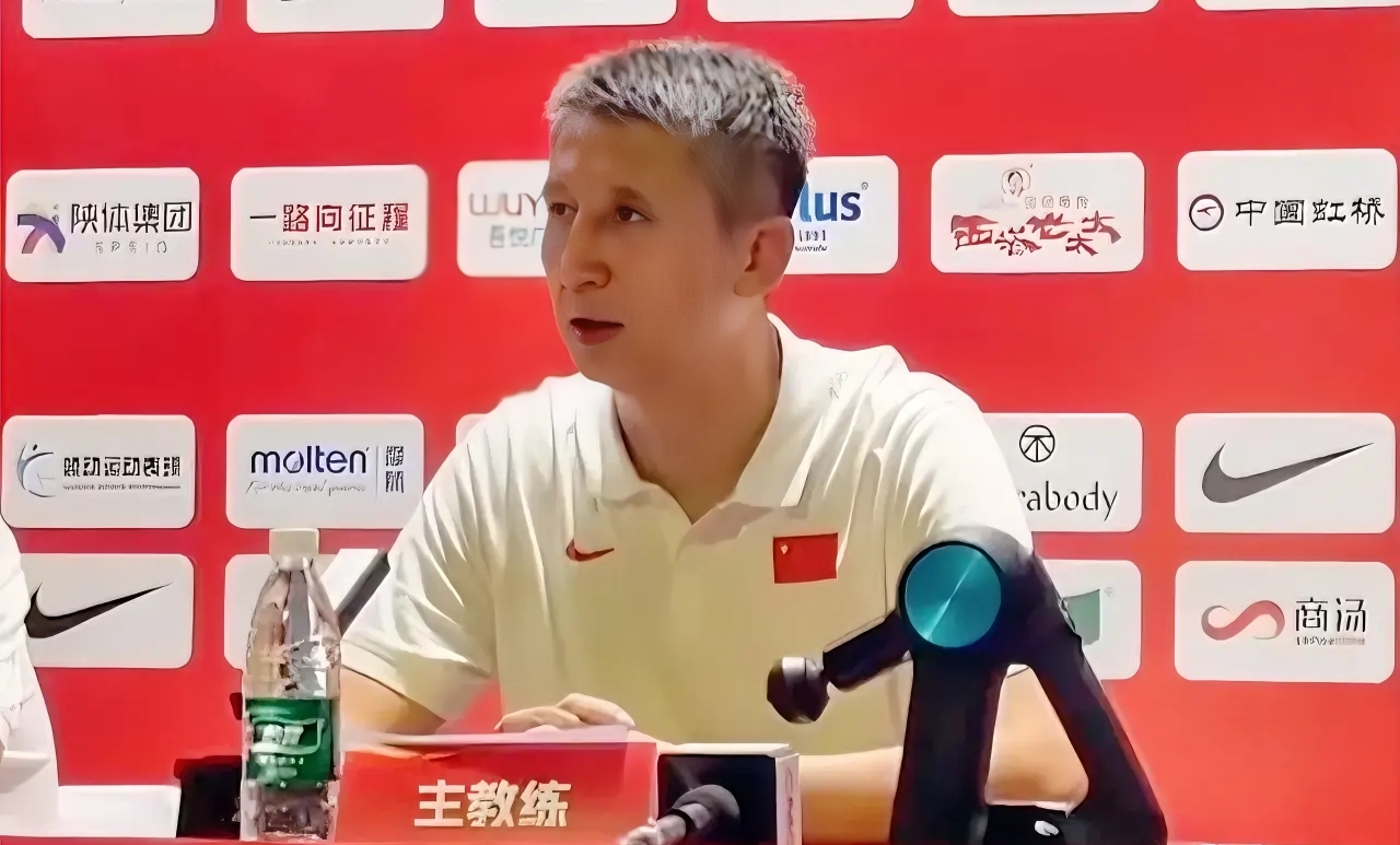 篮球教练因战术问题受到批评 