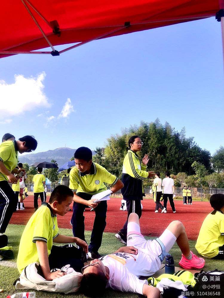 运动员在比赛中积极拼搏追求胜利 