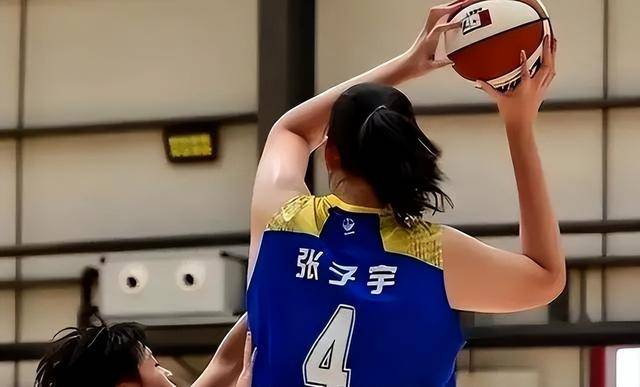 意大利女足新星崭露头角，深入赛场取得胜利 