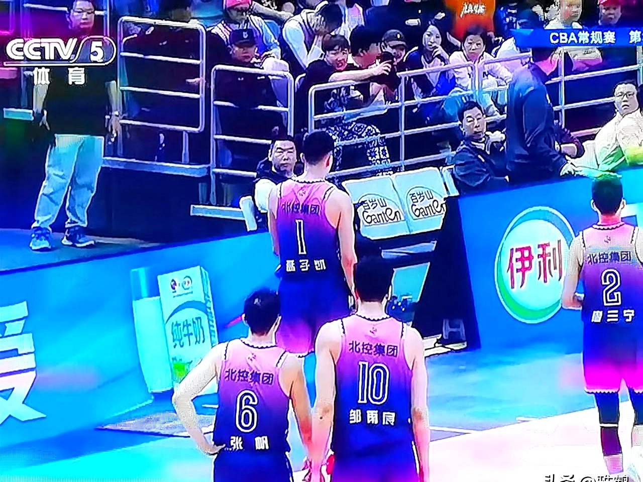 战术调整带来意想不到的效果，球队取得胜利 